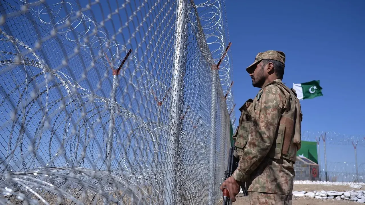 হঠাৎ কেন আফগান সীমান্তে হামলা চালাল পাকিস্তান